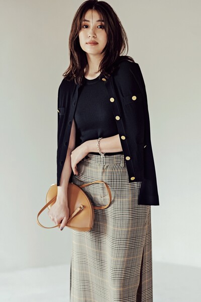 Cardigan cùng áo thun đồng màu, tối giản nhưng không đơn điệu, tạo nên vẻ ngoài tinh tế và cuốn hút đầy chủ ý.