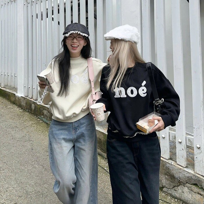 Hãy tránh những chiếc áo nỉ cổ cao hoặc cổ ôm sát, vì chúng có thể khiến phần cổ trông ngắn hơn và tạo cảm giác bí bách, thiếu thoải mái trong suốt ngày dài.