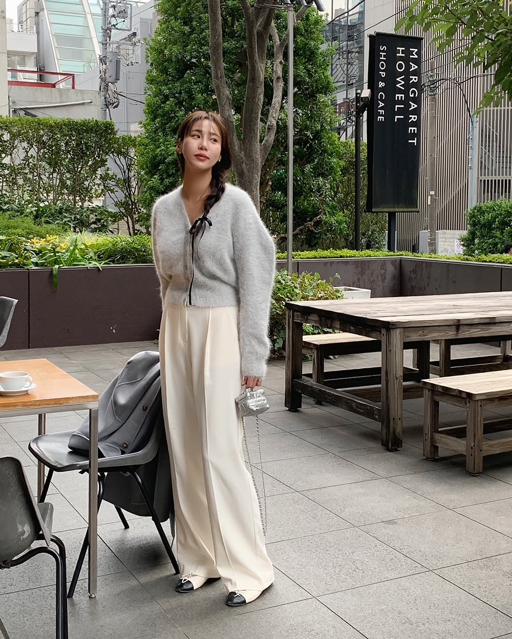 Những chiếc quần ống rộng sẽ giúp bạn có được vẻ ngoài thời thượng mà không mang lại cảm giác cồng kềnh. 