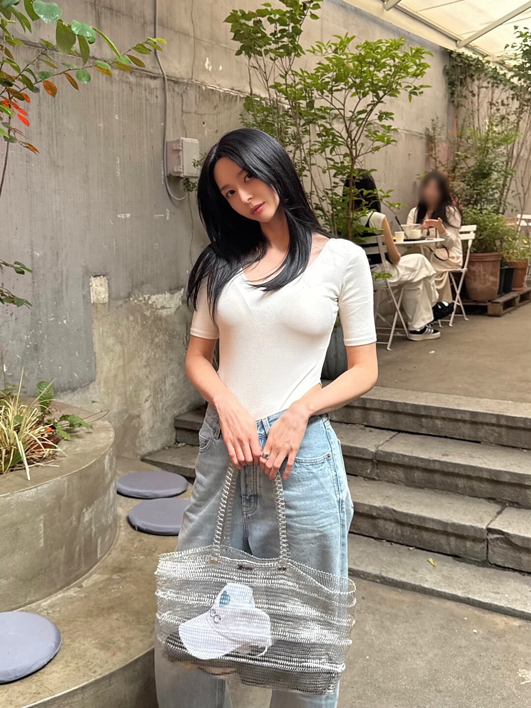 Kwon Nara là minh chứng cho câu đơn giản là đỉnh cao của thanh lịch. Quần jeans trong tay cô được nâng tầm nhờ cách phối tinh tế với áo len, cardigan hoặc áo tank. Vẻ phóng khoáng, tự tin và nữ tính khiến Nara luôn trông như bước ra từ tạp chí thời trang.