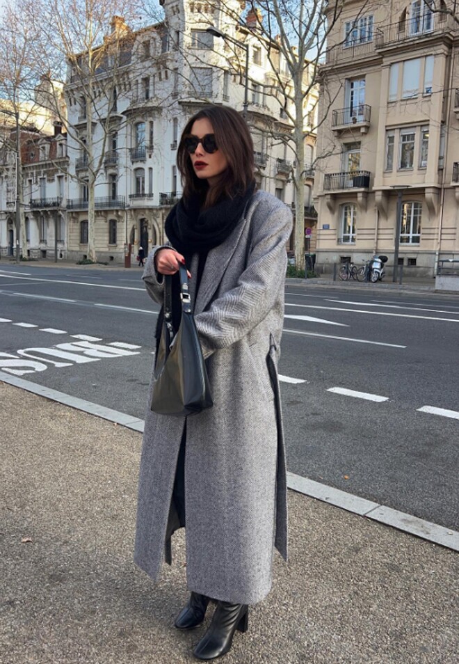 Một chiếc áo khoác xám có thể kết hợp với một chiếc khăn quàng cổ đen, tạo nên vẻ ngoài nhiều lớp nhưng vẫn toát lên vẻ mùa đông và trông lười biếng, giản dị.