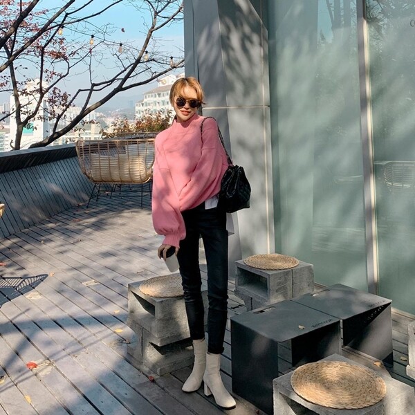 Bạn có thể mặc áo len cổ lọ màu hồng với quần bó sát đen khiến nó trông không quá chói, nhưng ấm áp và nữ tính, đồng thời mang lại vẻ trí thức và tinh tế.