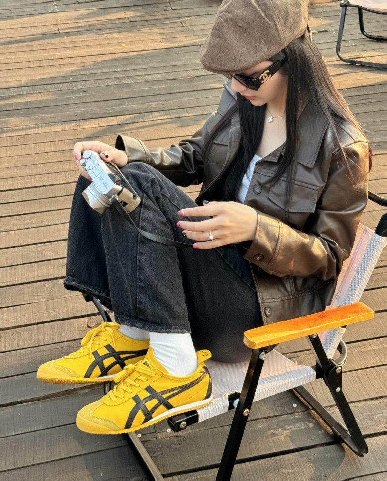 Bạn cũng có thể chọn đôi giày màu vàng, điều này sẽ làm cho set đồ màu đen trở nên rực rỡ hơn, loại bỏ sự nghiêm nghị và giúp bạn trông trẻ trung hơn.