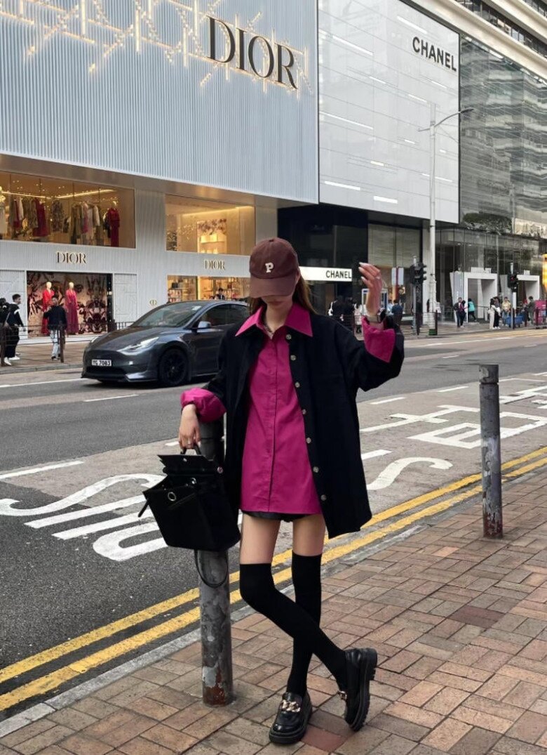 Bạn có thể kết hợp áo khoác đen với áo sơ mi màu hồng tạo nên vẻ dịu dàng và vô cùng quyến rũ.