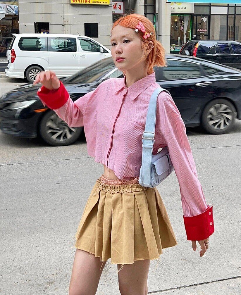 Sơ mi crop mang đến làn gió mới cho phong cách công sở. Phối cùng quần cạp cao hoặc váy midi, outfit vừa trẻ trung vừa cân đối. Khi khoác thêm blazer hoặc trench coat, nàng vẫn giữ được vẻ sang trọng nhưng trông thời thượng và khác biệt hơn hẳn.