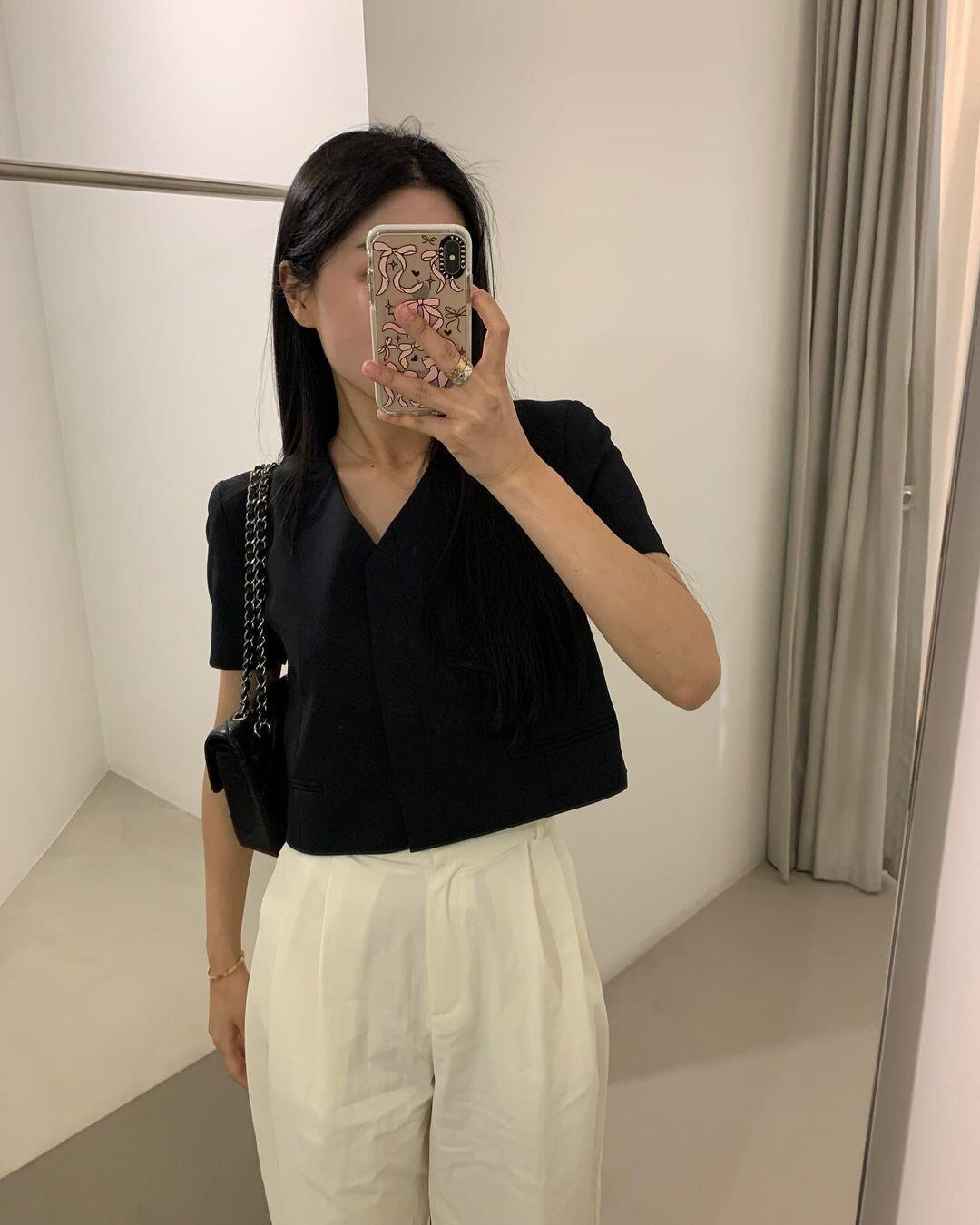 Sơ mi tay ngắn là lựa chọn hoàn hảo cho những ngày làm việc năng động. Dáng oversize, chất vải nhẹ giúp người mặc tự tin và thoáng mát. Phối cùng quần âu hoặc váy suông, thêm giày cao gót nhỏ – vừa thanh lịch, vừa đúng tinh thần “effortless chic”.