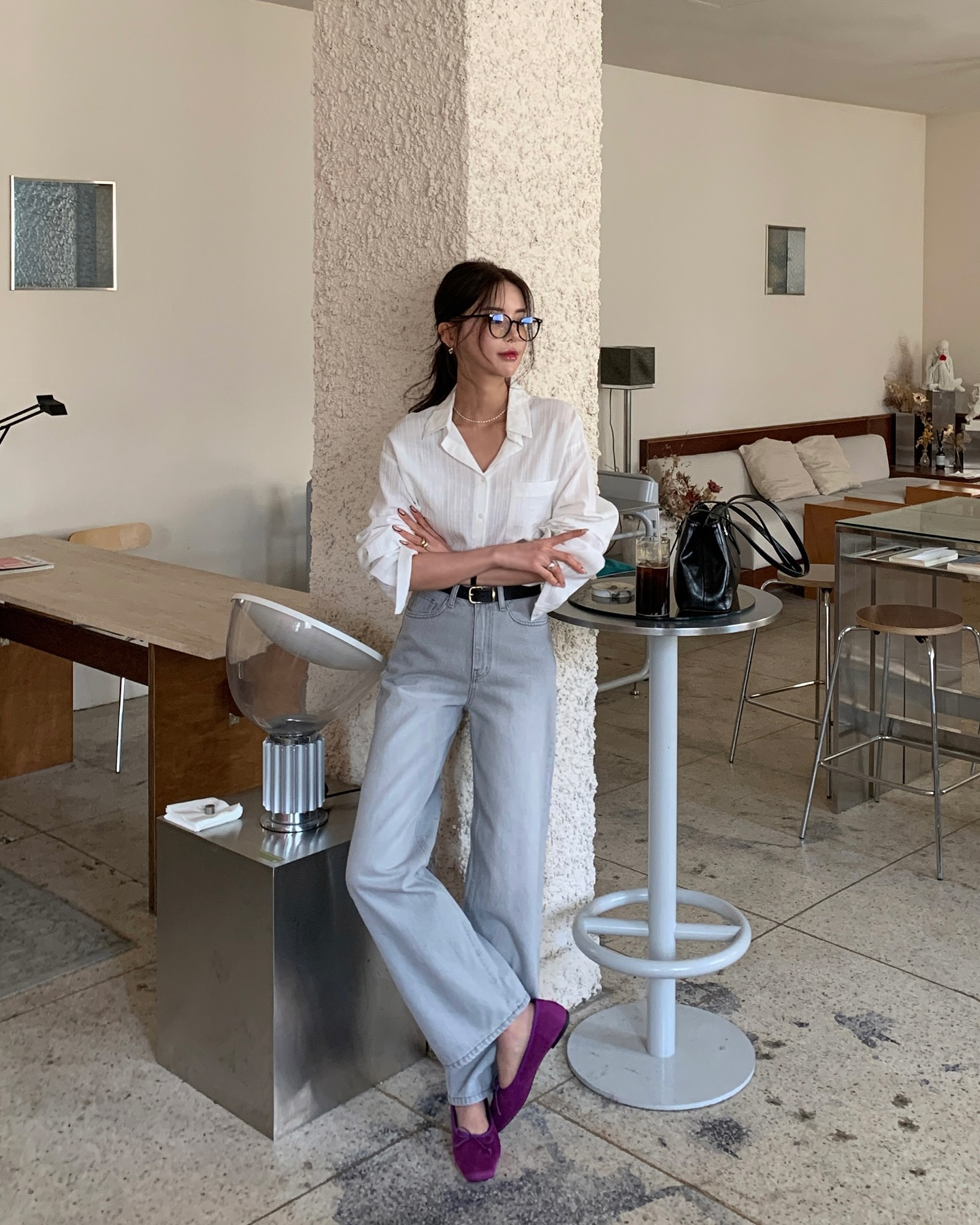 Sơ mi trắng là “chân ái” của dân công sở. Dễ phối, dễ mặc và luôn toát lên sự tinh tế, chuyên nghiệp. Dù mix với quần tây, chân váy hay jeans, chiếc áo này vẫn giúp nàng trông gọn gàng, sáng sủa và sang trọng trong mọi hoàn cảnh.