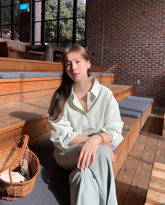 Gam pastel như hồng phấn, xanh mint hay be mang lại cảm giác dịu dàng, tươi sáng. Khi phối cùng quần ống suông hoặc chân váy midi, nàng sẽ có vẻ ngoài trẻ trung, hiện đại. Đây là lựa chọn hoàn hảo cho những ngày cần “nâng mood” đi làm.