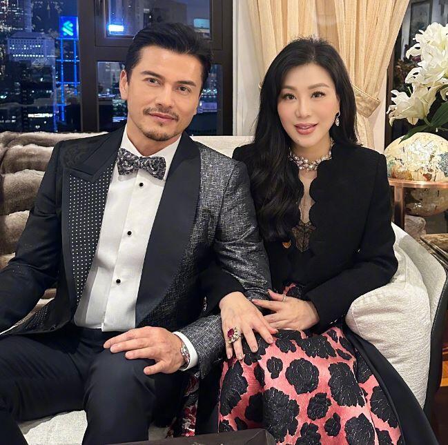 Nam tài tử bên vợ 3 kém 15 tuổi.