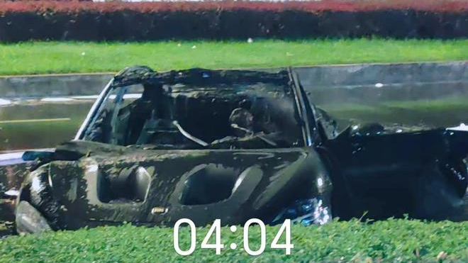 Xe điện Xiaomi SU7 Ultra bốc cháy sau tai nạn, người đi đường bất lực giải cứu- Ảnh 1.