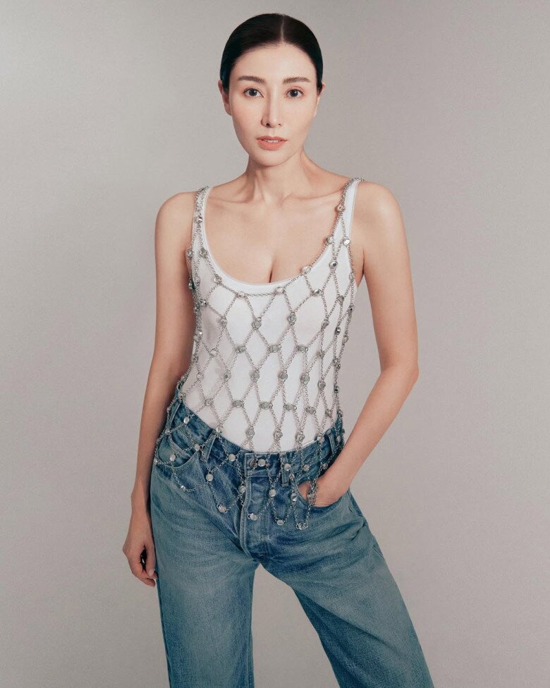 Ở tuổi 55, Lý Gia Hân vẫn giữ nhan sắc đỉnh cao với làn da mịn màng, gương mặt thanh tú và vóc dáng thon gọn. Thói quen ăn uống lành mạnh cùng ba món nước đầy collagen giúp cô lão hóa ngược theo thời gian, xứng danh hoa hậu đẹp nhất lịch sử Hồng Kông.