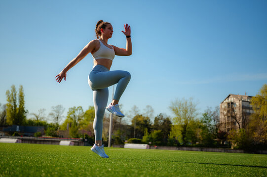 Bài tập đi bộ nâng cao đầu gối thúc đẩy chuyển hóa chất béo, cải thiện tuần hoàn và hỗ trợ giảm mỡ toàn thân hiệu quả.