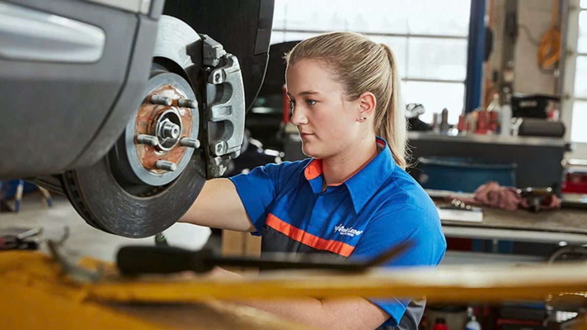 Chi phí sửa chữa ô tô tăng vọt, người Mỹ chật vật giữ xe cũ- Ảnh 1.