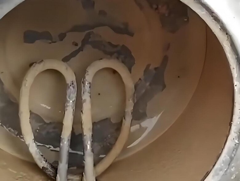 Cặn vôi trong ấm siêu tốc.