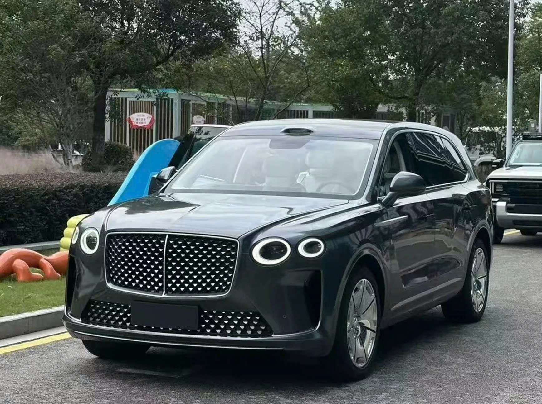 Chiếc xe này trông rất Bentley Bentayga nhưng thực tế là...- Ảnh 2. Chiếc xe này trông rất Bentley Bentayga nhưng thực tế là...- Ảnh 2.
