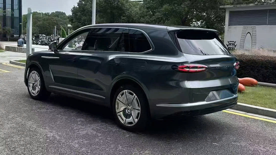 Chiếc xe này trông rất Bentley Bentayga nhưng thực tế là...- Ảnh 4. Chiếc xe này trông rất Bentley Bentayga nhưng thực tế là...- Ảnh 4.