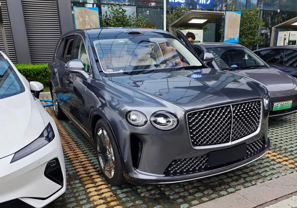 Chiếc xe này trông rất Bentley Bentayga nhưng thực tế là...- Ảnh 5. Chiếc xe này trông rất Bentley Bentayga nhưng thực tế là...- Ảnh 5.
