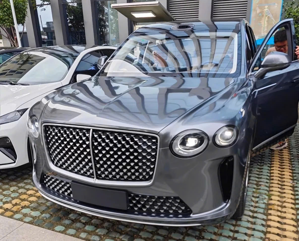 Chiếc xe này trông rất Bentley Bentayga nhưng thực tế là...- Ảnh 6. Chiếc xe này trông rất Bentley Bentayga nhưng thực tế là...- Ảnh 6.
