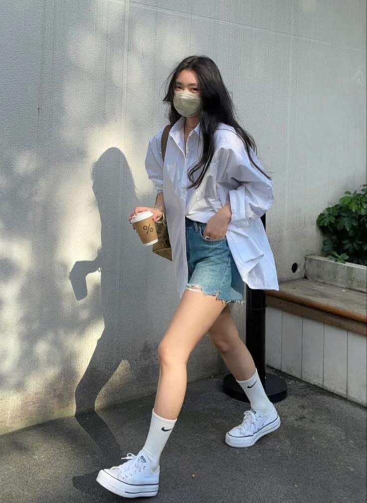 Thoải mái nhưng vẫn “ăn gian” chiều cao cực khéo. Phần đế nâng nhẹ giúp tôn dáng tự nhiên mà không đau chân. Sneakers trắng, kem hoặc pastel dễ phối với mọi outfit – từ váy nữ tính đến quần ống rộng. Vừa trẻ trung, vừa năng động mà vẫn hack dáng siêu hiệu quả.