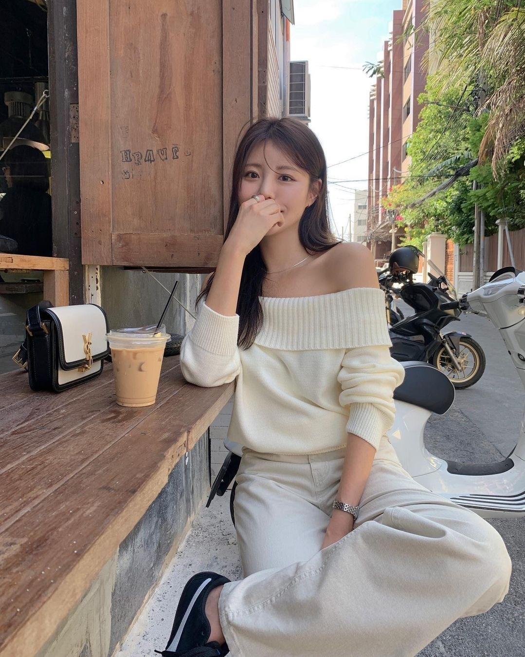 Rộ lên từ hai năm nay, áo len trễ vai được nhiều bạn trẻ yêu thích khi đem lại vẻ nữ tính. Tuy nhiên, nhiều người cho rằng kiểu áo này không có tính ứng dụng cao vì chất liệu quá nóng so với mùa thu, kiểu dáng hở lại gây lạnh vào mùa đông.