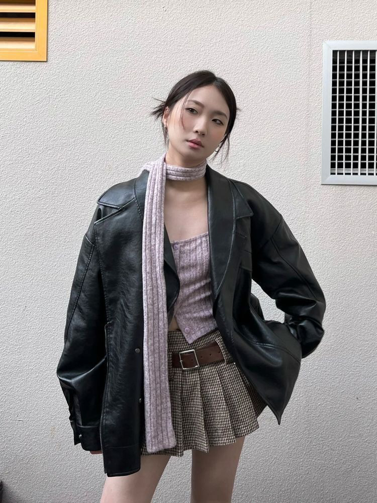 Áo khoác da toát lên vẻ ngầu, được cả nam và nữ yêu thích. Phong cách của những năm 1990 trở lại mạnh mẽ càng khiến kiểu áo này thịnh hành. Những người ưa sự phóng khoáng, tự do, unisex phù hợp với mẫu áo này.