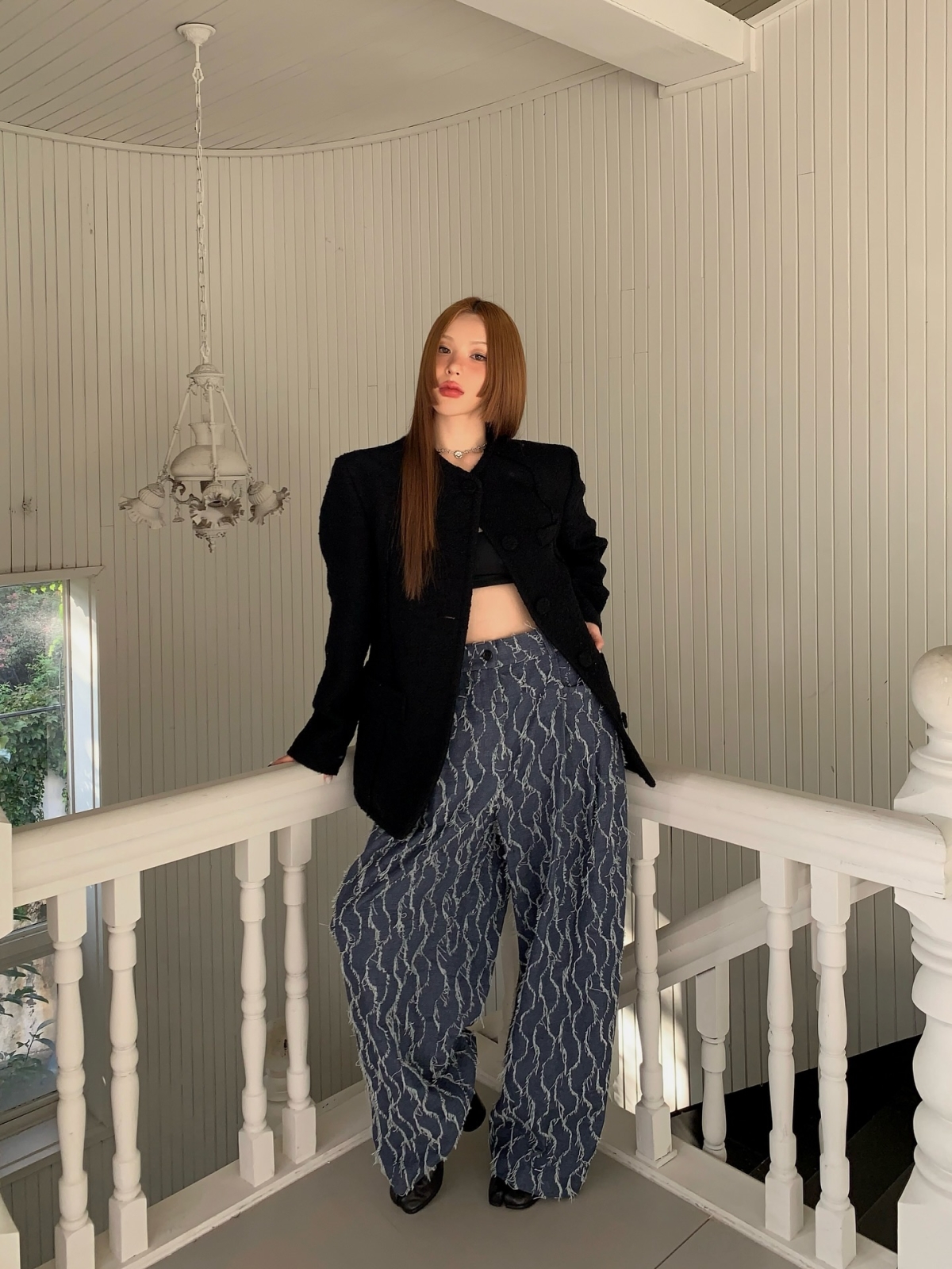 Quần ống rộng thùng thình cũng nằm trong danh sách thiết kế hot. Công thức phối được nhiều người áp dụng nhất là đi kèm giày chunky đế thô, phối blazer hoặc áo phông mini bó sát.