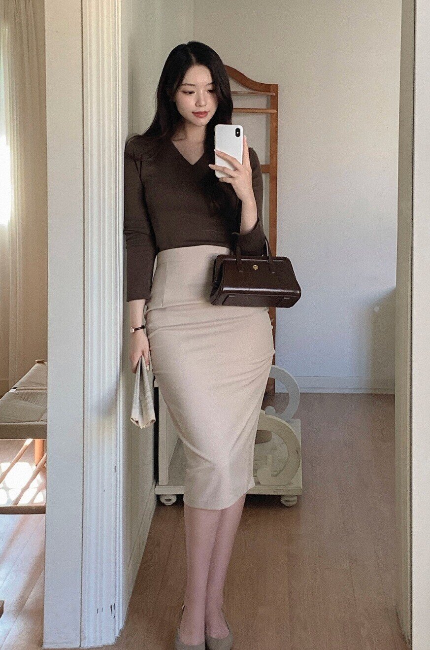 Mềm mại, co giãn nhẹ, áo len ôm giúp tôn đường cong tự nhiên mà vẫn tinh tế. Dáng cổ tròn hay cổ cao đều kéo dài phần cổ và gọn vai. Kết hợp cùng chân váy, quần tây hoặc jeans, bạn sẽ có outfit thanh lịch, nữ tính và rất “ăn điểm” dáng.