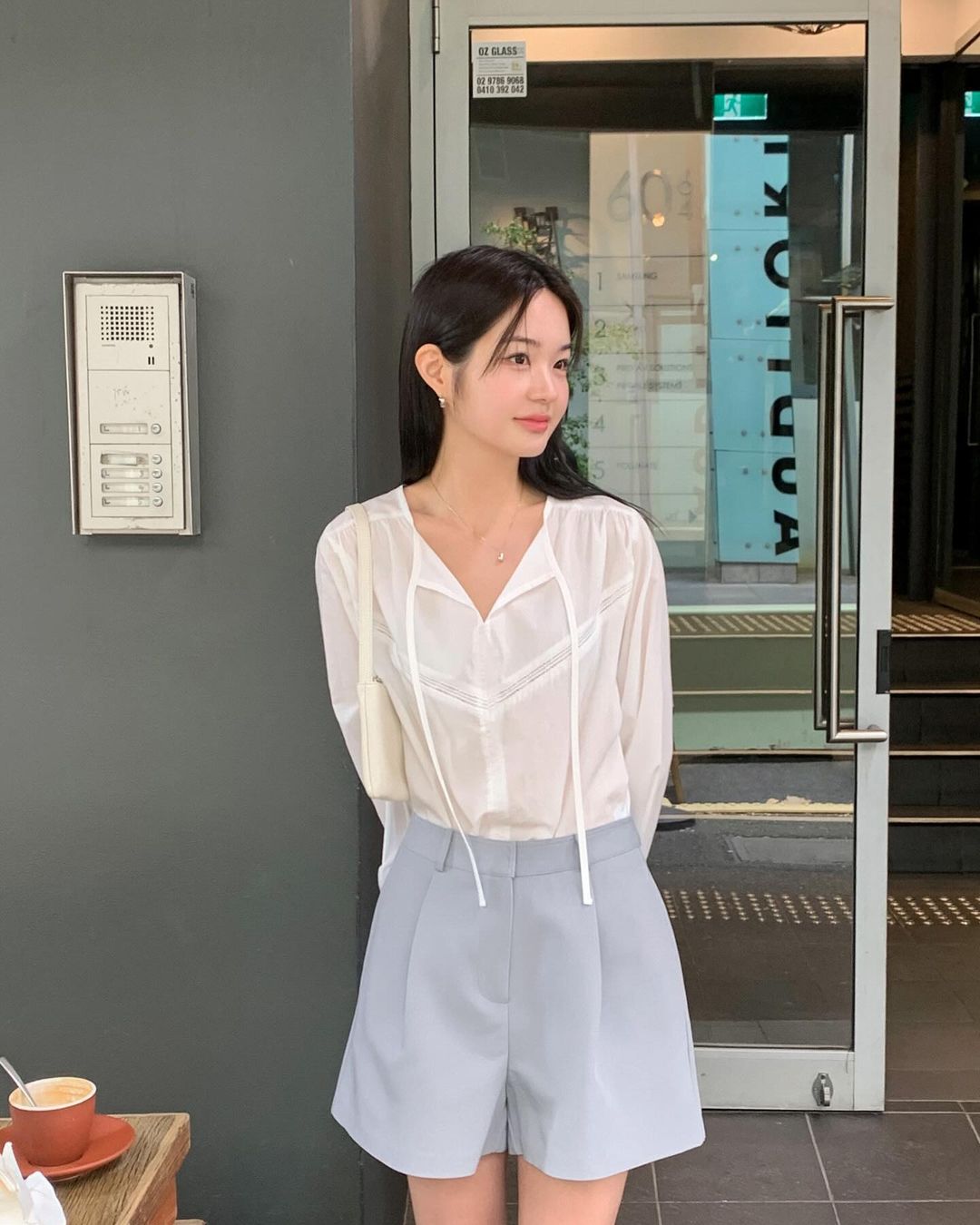 Cất hết sơ mi trắng đi, kiểu áo này mới thực sự là amp;#34;ngôi saoamp;#34; của dân công sở năm nay - 8