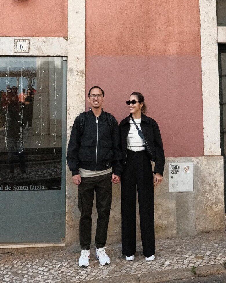 Ngay cả gam màu đen vốn không thuộc tông sáng vẫn có thể trở nên sang trọng nếu được phối khéo léo cùng sắc trắng, giúp tổng thể trang phục trông sáng và hài hòa hơn.