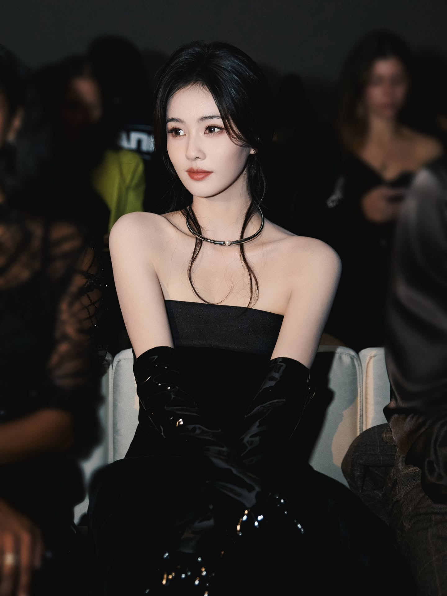 Mỹ nữ giàu nhất Trung Quốc 31 tuổi ăn diện trẻ như gái 20, chỉ mê mặc một kiểu khoe amp;#34;điểm vàngamp;#34; cơ thể - 3