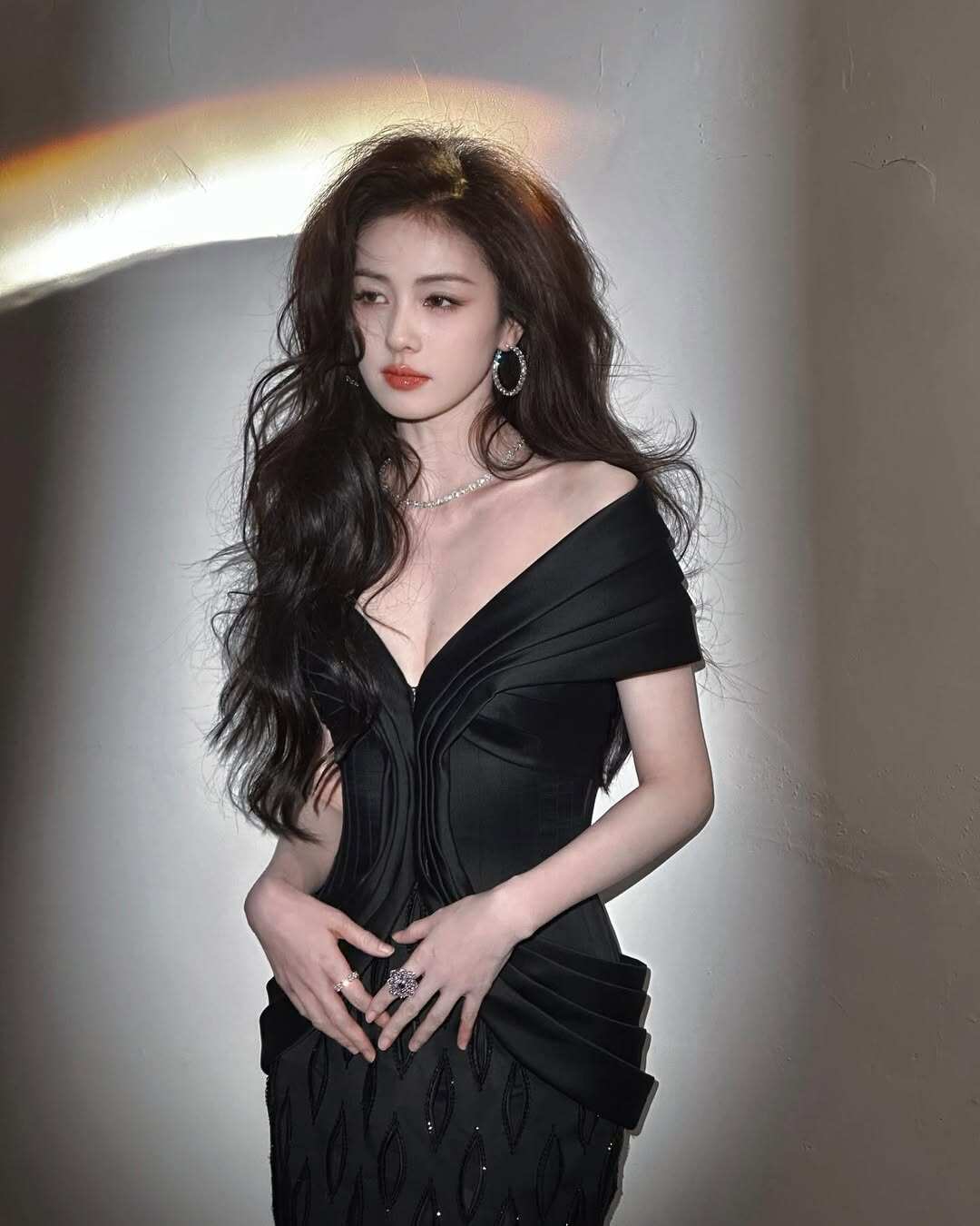 Điểm vàng giúp Bạch Lộc trở nên cuốn hút chính là xương quai xanh – biểu tượng của sự nữ tính và sang trọng. Dù ở sự kiện hay đời thường, cô luôn chọn trang phục khoe nhẹ phần vai trần tinh tế, biến chi tiết nhỏ này thành “vũ khí quyến rũ” khiến người đối diện khó rời mắt.