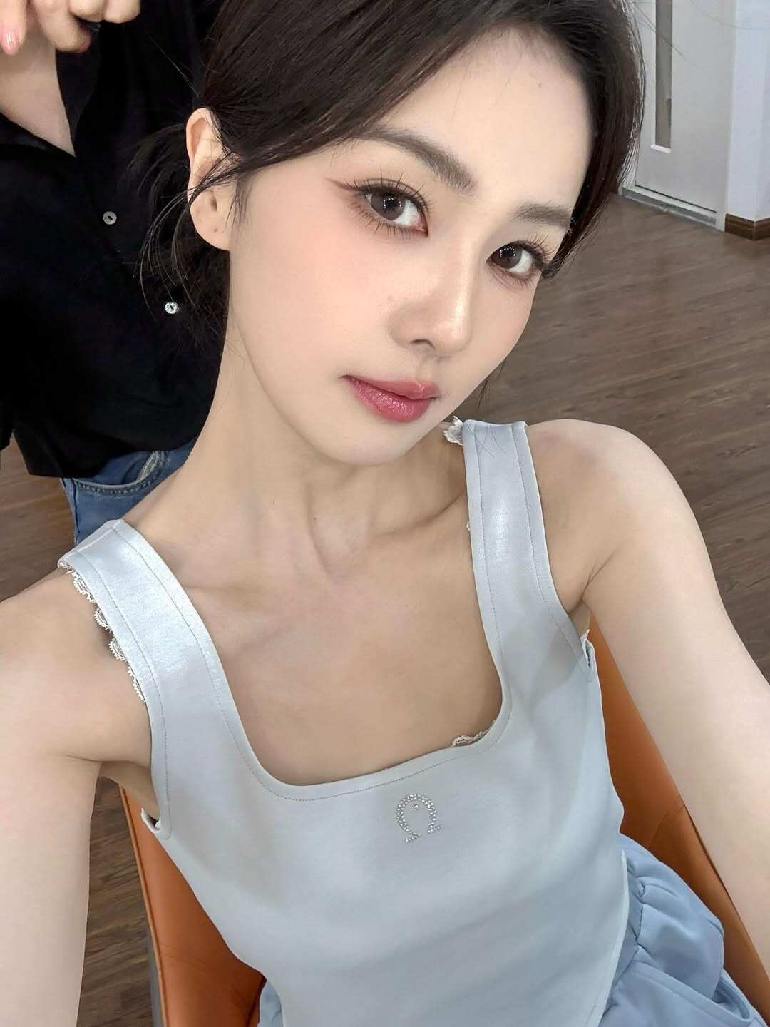 Mỹ nữ giàu nhất Trung Quốc 31 tuổi ăn diện trẻ như gái 20, chỉ mê mặc một kiểu khoe amp;#34;điểm vàngamp;#34; cơ thể - 5