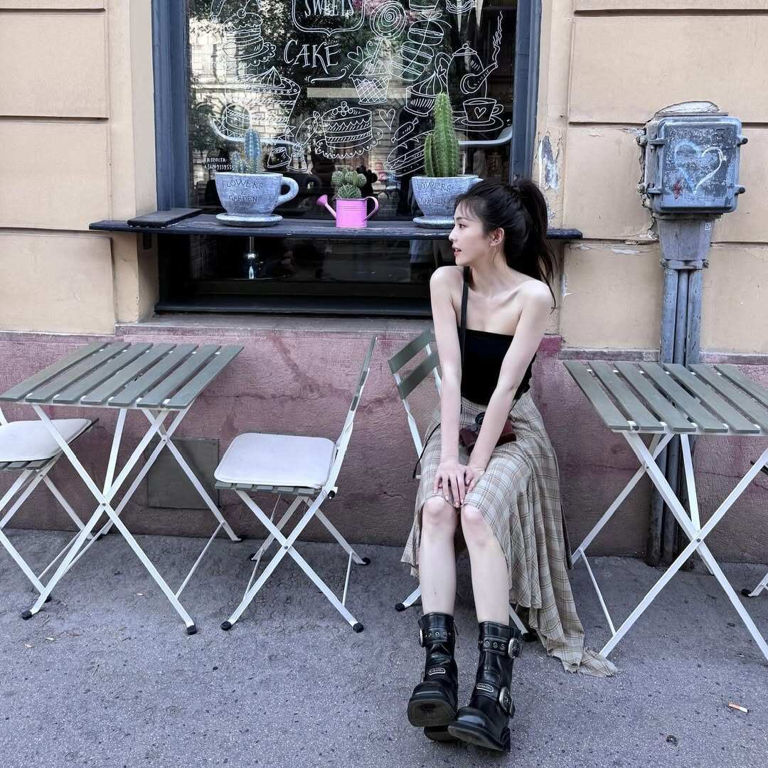 Mỹ nữ giàu nhất Trung Quốc 31 tuổi ăn diện trẻ như gái 20, chỉ mê mặc một kiểu khoe amp;#34;điểm vàngamp;#34; cơ thể - 7