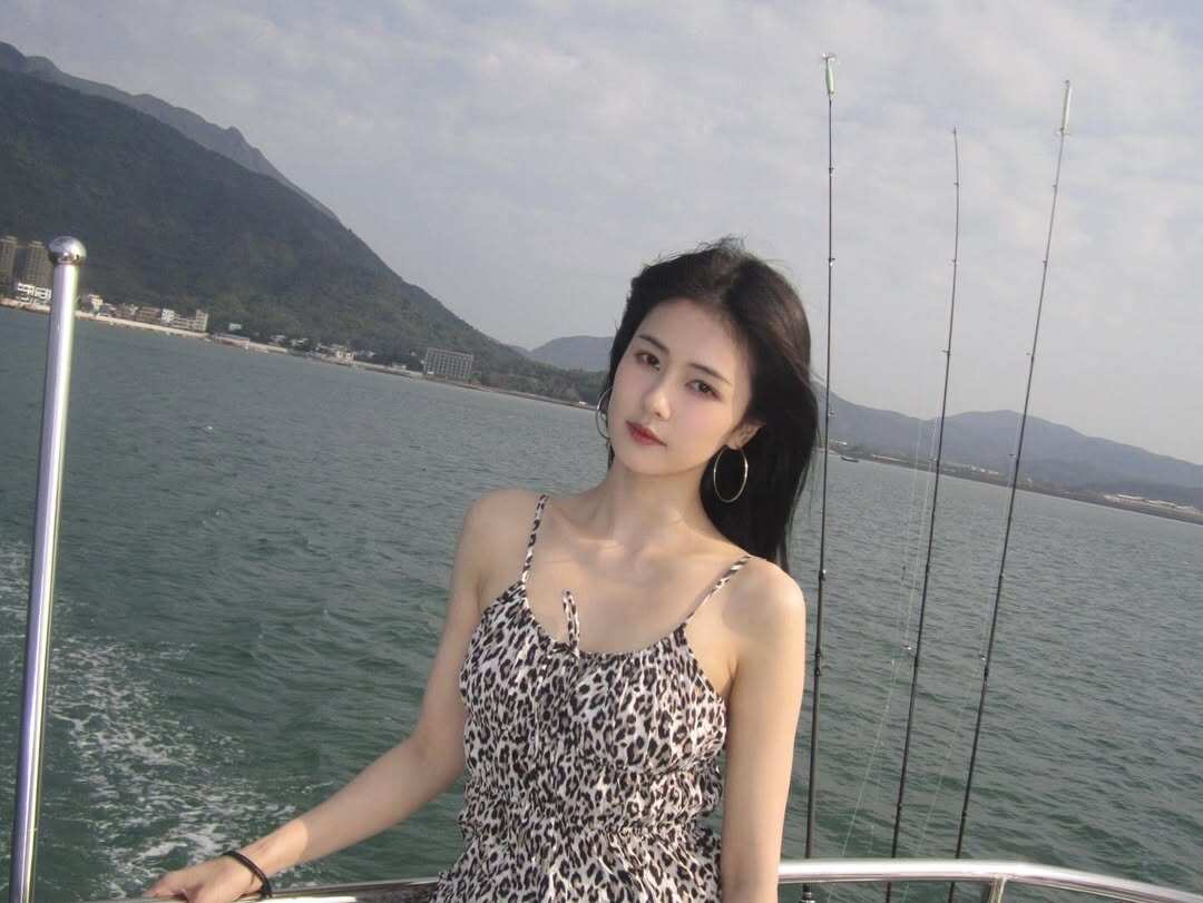 Trong đời thường, Bạch Lộc ưu ái phong cách trẻ trung và tối giản. Cô thường diện áo hai dây, áo yếm, croptop hoặc tank top phối cùng quần jeans, chân váy và boots. Cách phối đồ tinh tế giúp người đẹp trông năng động, hiện đại nhưng vẫn giữ được nét thanh lịch, quyến rũ tự nhiên.