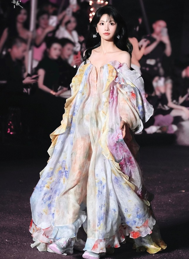 Vogue cho dàn sao khủng makeup trong chuồng ngựa, fan Trung lo sợ bốc mùi- Ảnh 4.