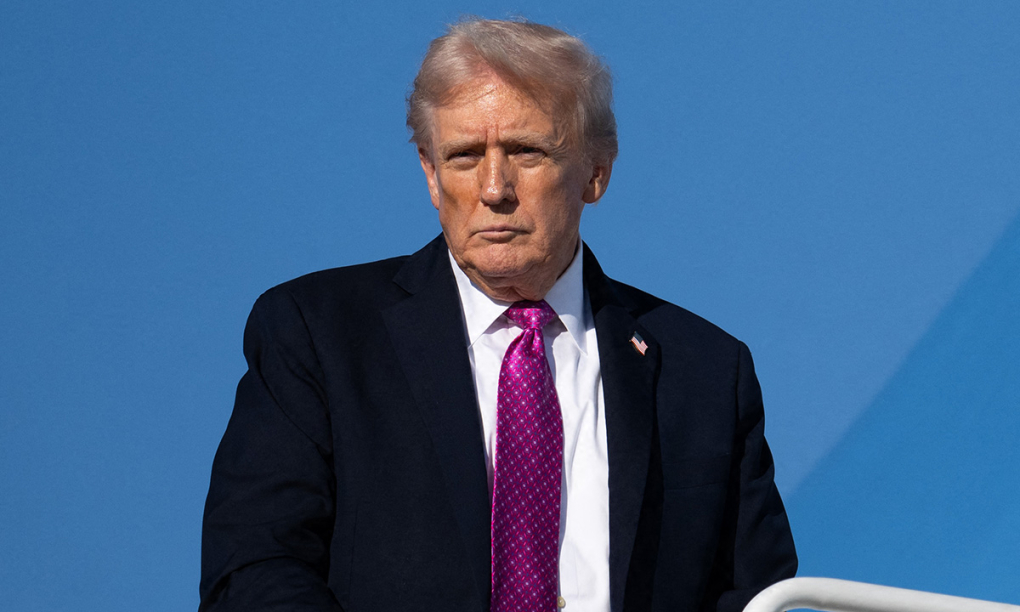 Tổng thống Mỹ Donald Trump trước khi lên chuyên cơ Không lực Một tại căn cứ Andrews, bang Maryland ngày 17/10. Ảnh: AFP