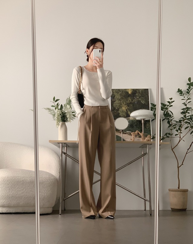 Tưởng dễ amp;#34;dìm dángamp;#34; nhưng quần be lại cực sang nếu diện đúng 4 kiểu này - 1