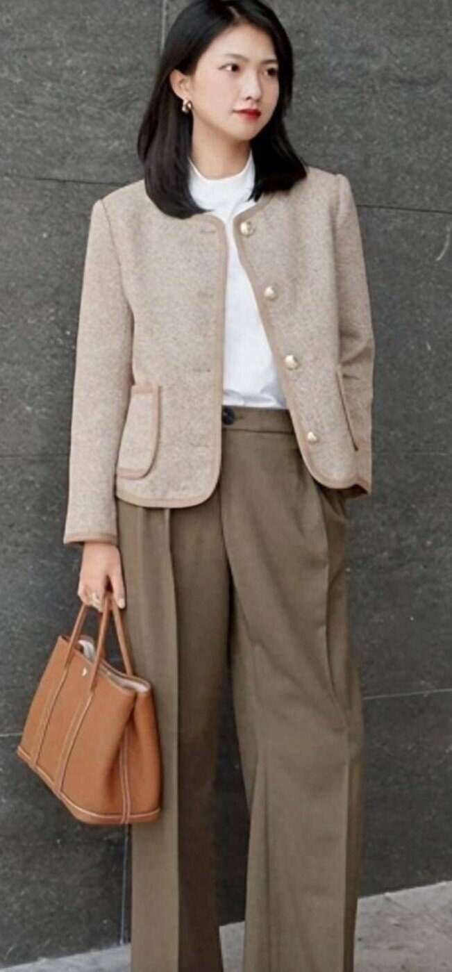 Quần be phối áo dạ ngắn hoặc bomber giúp vẻ ngoài trẻ trung, năng động mà vẫn giữ nét sang. Áo bomber đen, áo dạ pastel hay giày thể thao trắng đều dễ phối. Một chiếc túi baguette nhỏ sẽ khiến outfit thêm điểm nhấn cực thời thượng.