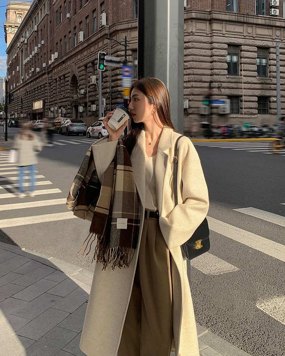 Diện quần be cùng áo khoác dáng dài camel hoặc xám là combo chuẩn “quý cô Paris”. Cách phối này vừa ấm áp vừa tôn chiều cao. Bên trong chỉ cần áo len mỏng, cổ lọ là đủ. Kết hợp thêm túi nhỏ, khăn choàng nhẹ – đơn giản mà cực kỳ sang chảnh.