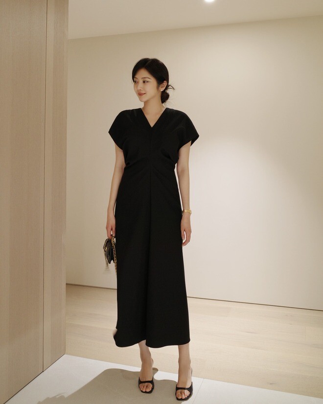 Váy chữ A giúp tôn dáng và che khuyết điểm cực khéo, đặc biệt ở vòng hai và hông. Phần eo nhẹ, tà váy xòe tinh tế mang lại vẻ nữ tính, thanh lịch. Chọn chất liệu lụa, linen hay chiffon cùng thắt lưng nhỏ, đôi slingback - nàng U40 trông sang và gọn gàng tức thì.