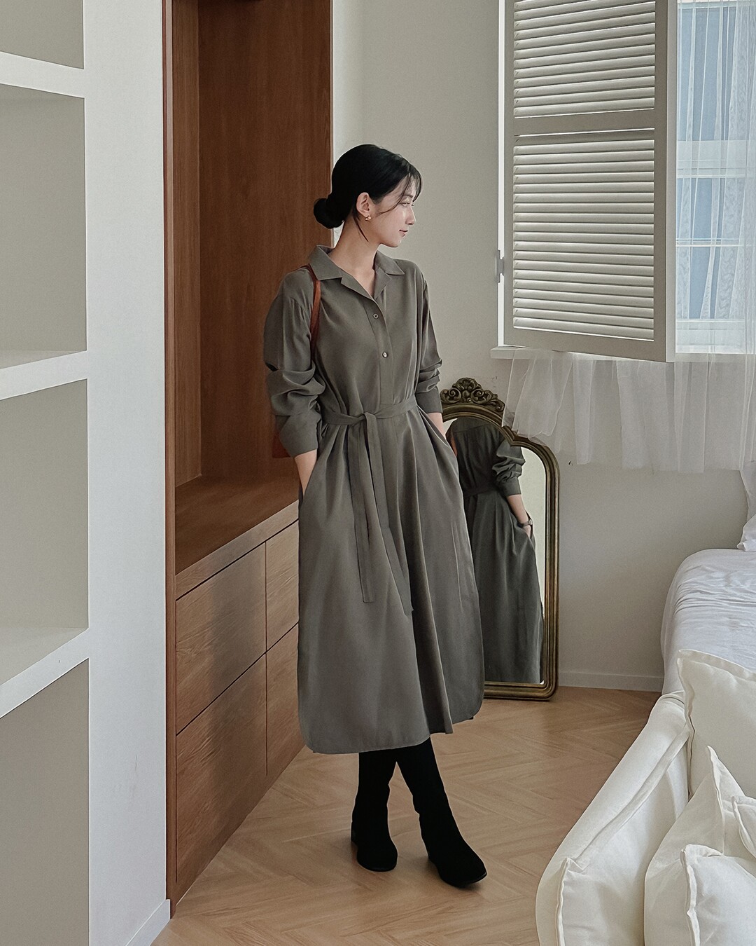 Váy sơ mi là lựa chọn “đa năng” giúp phụ nữ U40 vừa trẻ trung, vừa chỉn chu. Dáng váy chiết eo nhẹ tôn dáng mà vẫn thoải mái, phù hợp cả đi làm lẫn đi chơi. Ưu tiên màu trắng, be hoặc pastel, phối cùng giày loafer hoặc cao gót – đơn giản mà cực tinh tế.