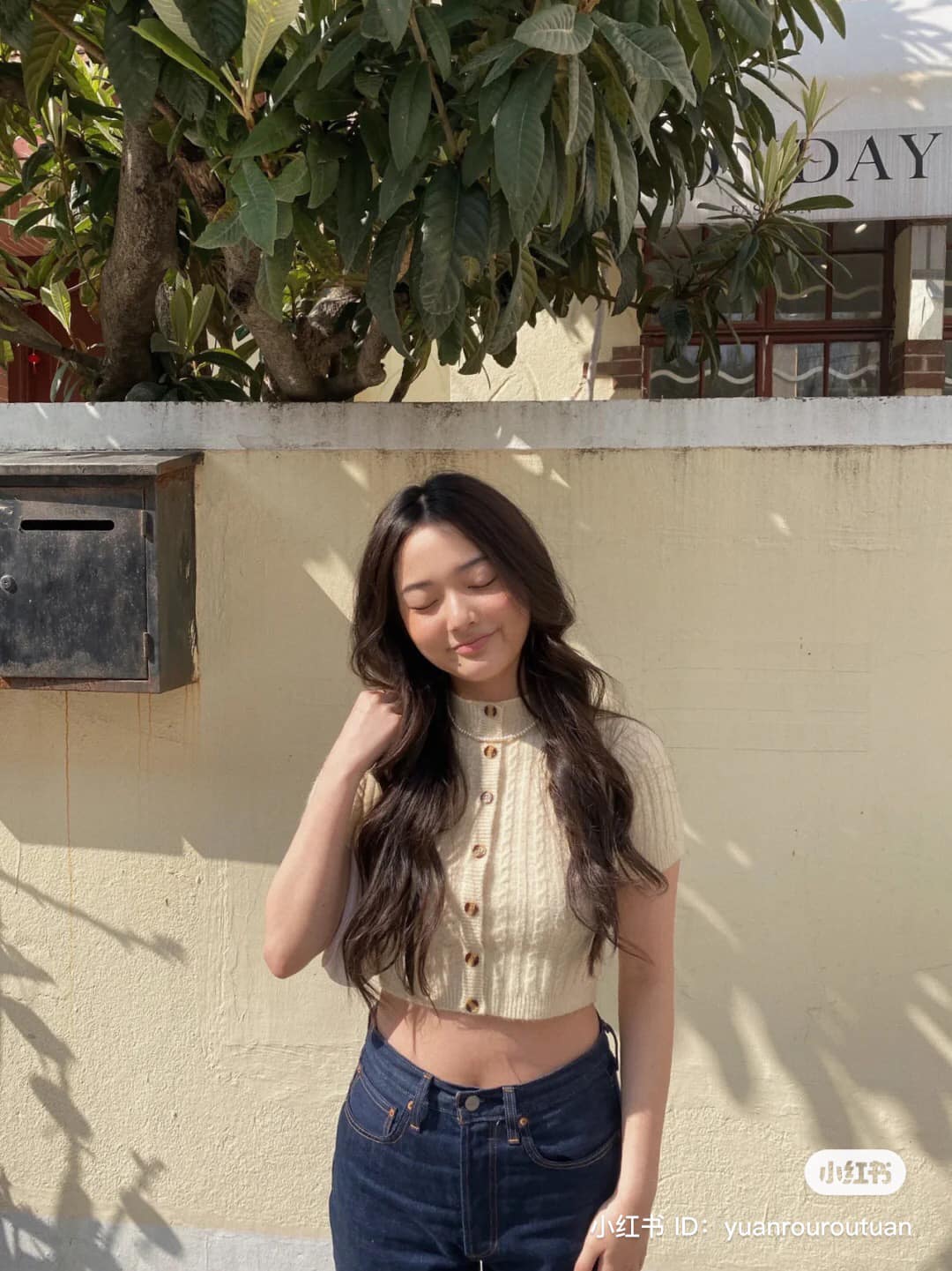 Với các cô gái tuổi 19, một chút hở nhẹ và tinh tế sẽ mang đến vẻ ngoài vừa quyến rũ vừa trẻ trung. Trang phục trễ vai, váy hai dây hoặc chân váy ngắn đều là lựa chọn lý tưởng, miễn là bạn biết cân bằng giữa gợi cảm và thanh lịch. Quan trọng nhất, hãy chọn đồ khiến bạn cảm thấy thoải mái, tự tin và thật là chính mình.