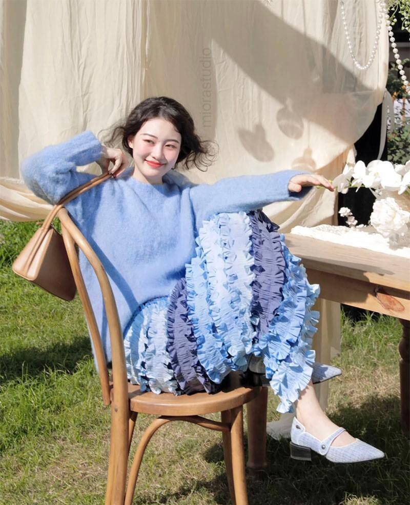  Đừng bó buộc mình trong gam đen trắng an toàn, vì tuổi 19 là thời điểm hoàn hảo để bạn khám phá, chơi đùa với màu sắc và tìm ra sắc thái thể hiện rõ nhất con người mình.