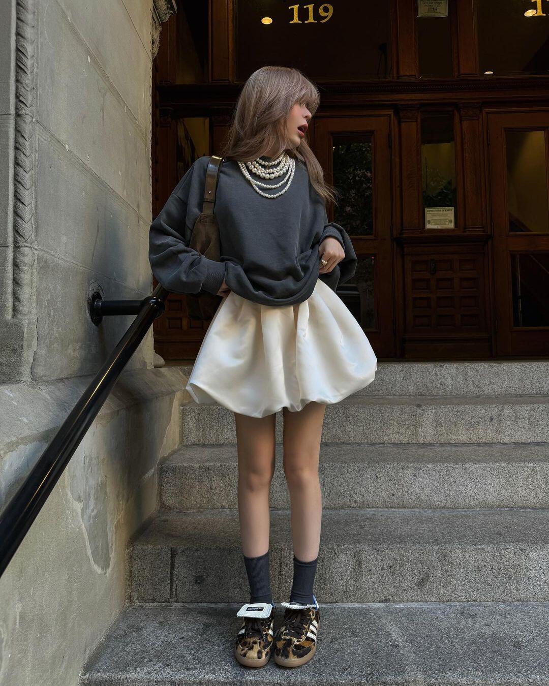 Nếu một món đồ khiến bạn thấy nhàm chán, hãy tạm cất đi. Biết đâu vài tháng sau, bạn sẽ có cách phối khác khiến nó trở lại thời thượng. Quan trọng nhất là luôn giữ được cảm giác hứng thú và sáng tạo trong việc ăn mặc.