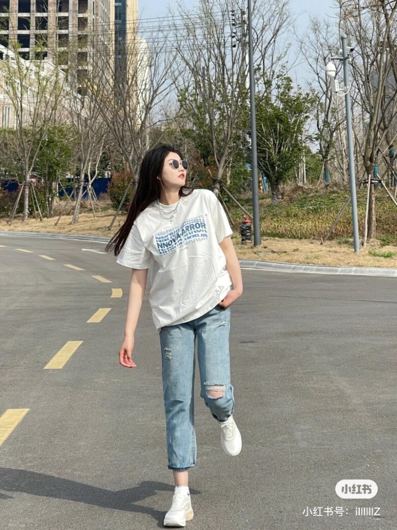 Một đôi giày thể thao năng động cho những hoạt động thường ngày như đi học, tham gia các hoạt động ngoài trời với câu lạc bộ,...