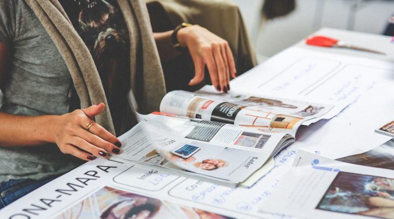 Tham khảo các tạp chí thời trang hay theo dõi mạng xã hội của các fashionista để tìm hiểu xem bản thân thích gì chính là bước đầu để bạn định hình phong cách riêng độc đáo.