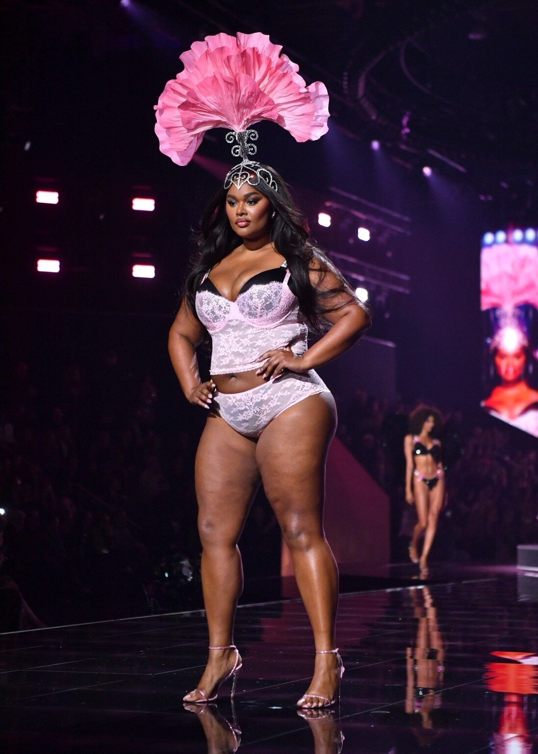 Nữ người mẫu cao 1,9 m làm nên lịch sử show nội y Victoriaamp;#39;s Secret - 10