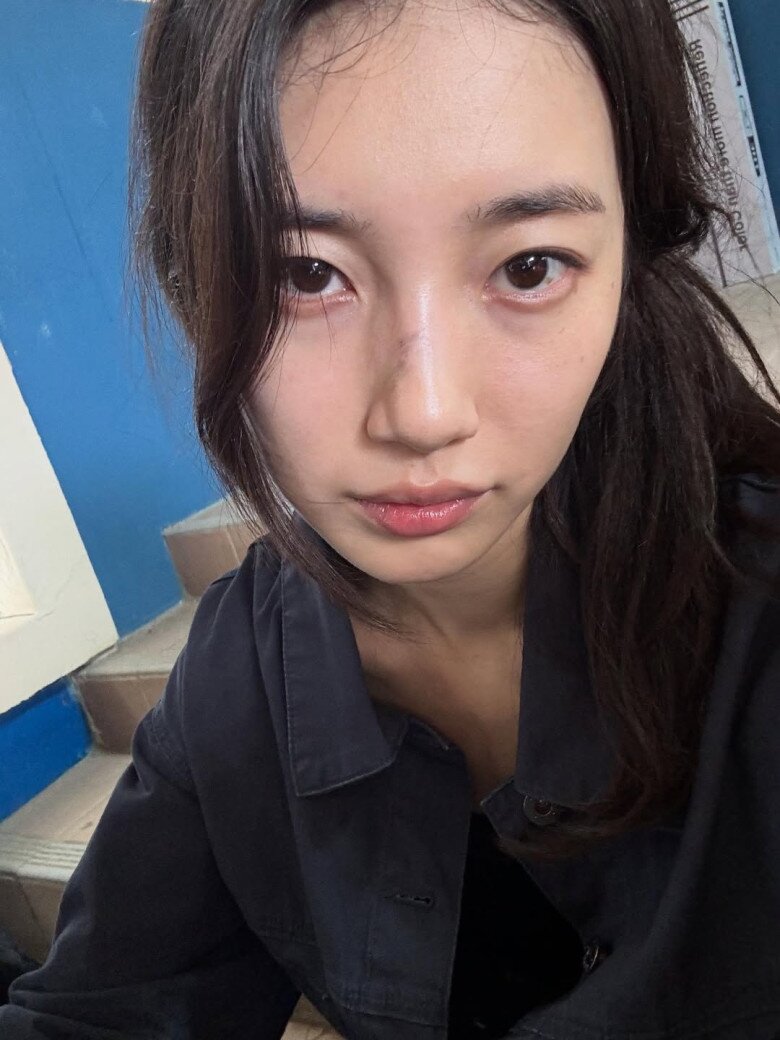 Suzy tiết lộ đã bỏ hẳn thói quen lau mặt bằng khăn sau khi rửa. Cô cho rằng ma sát từ khăn có thể gây tổn thương da. Thay vào đó, Suzy để da khô tự nhiên hoặc vỗ nhẹ bằng tay, giúp da hấp thụ độ ẩm tốt hơn và giữ được độ đàn hồi, khỏe mạnh.