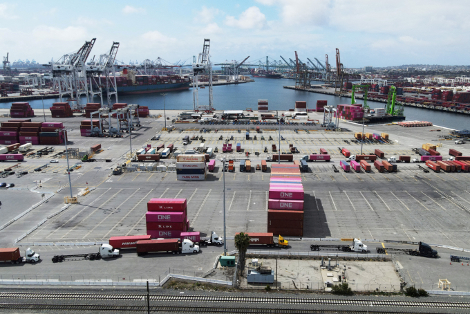 Container tại Cảng Los Angeles ở San Pedro, California, Mỹ ngày 5/5. Ảnh: Reuters
