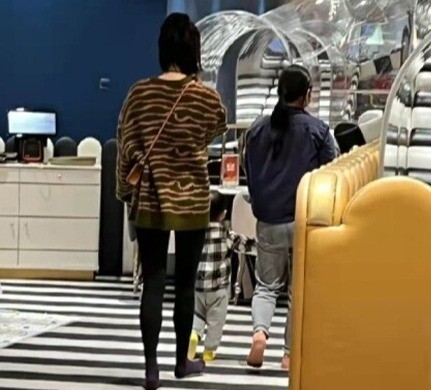 Mẹ bỉm về dáng thon gọn sau 2 tháng sinh con, qua ảnh chụp vội của người qua đường.